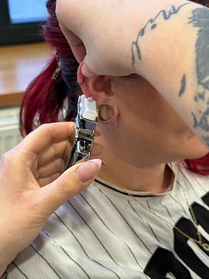 Ohrloch stechen Impression